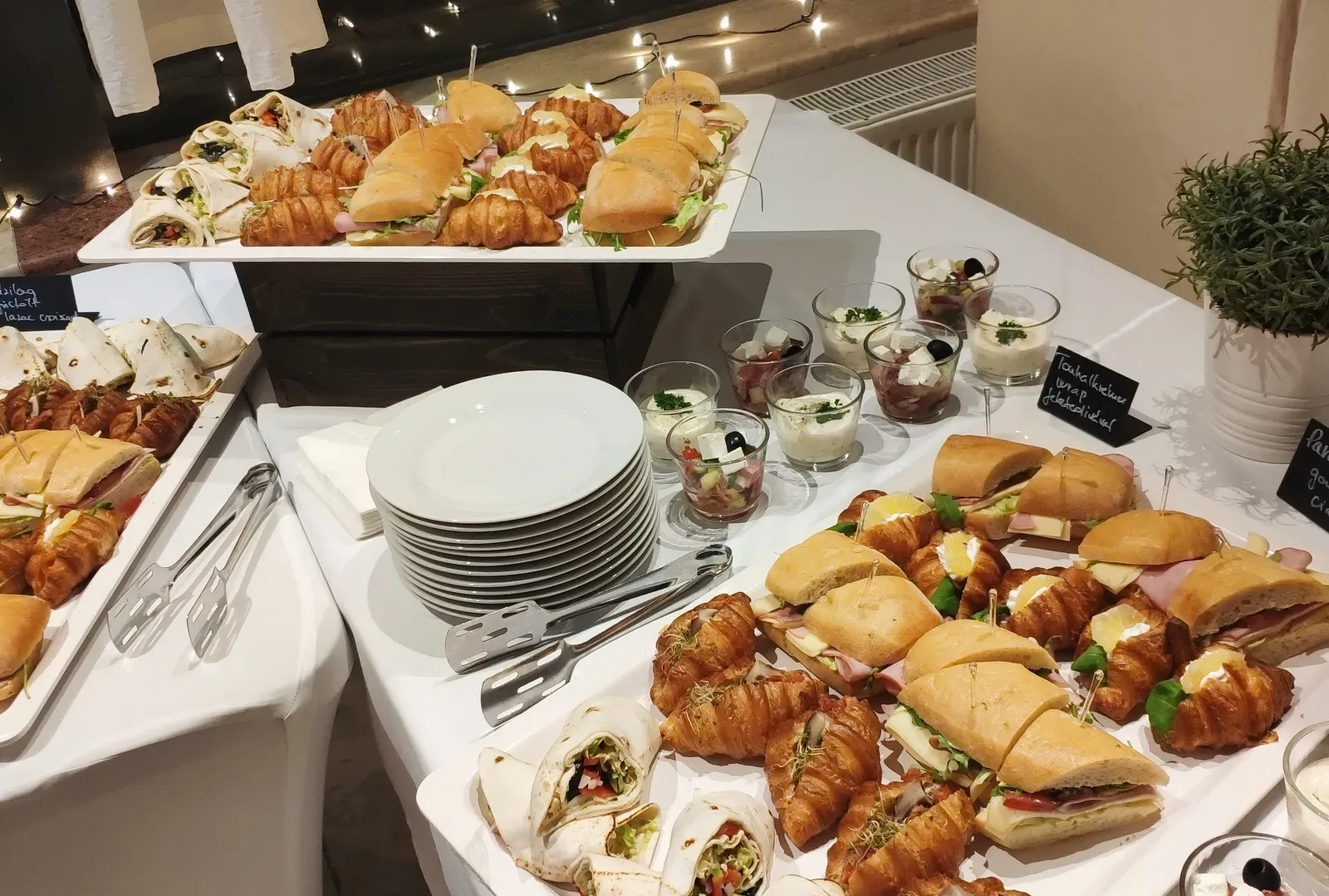 Ünnepi finger food tálca karácsonyi céges rendezvényen