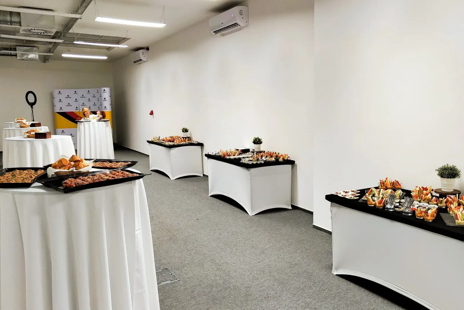 Catering személyzet konferencia büféasztalt terít