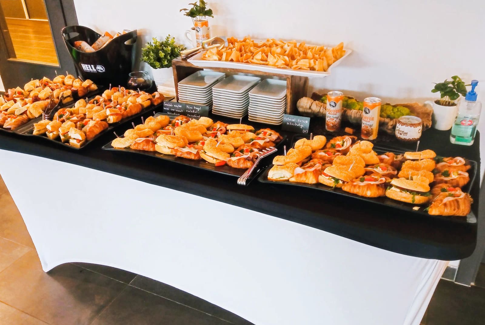 Catering személyzet asztalt terít egy céges rendezvényhez