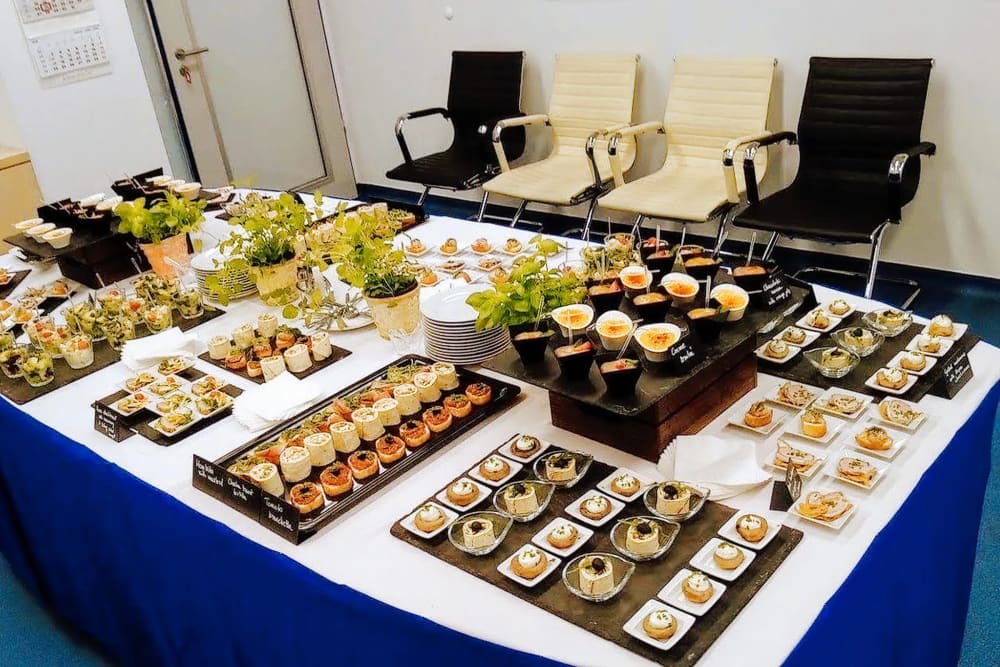 Catering személyzet limonádébárnál