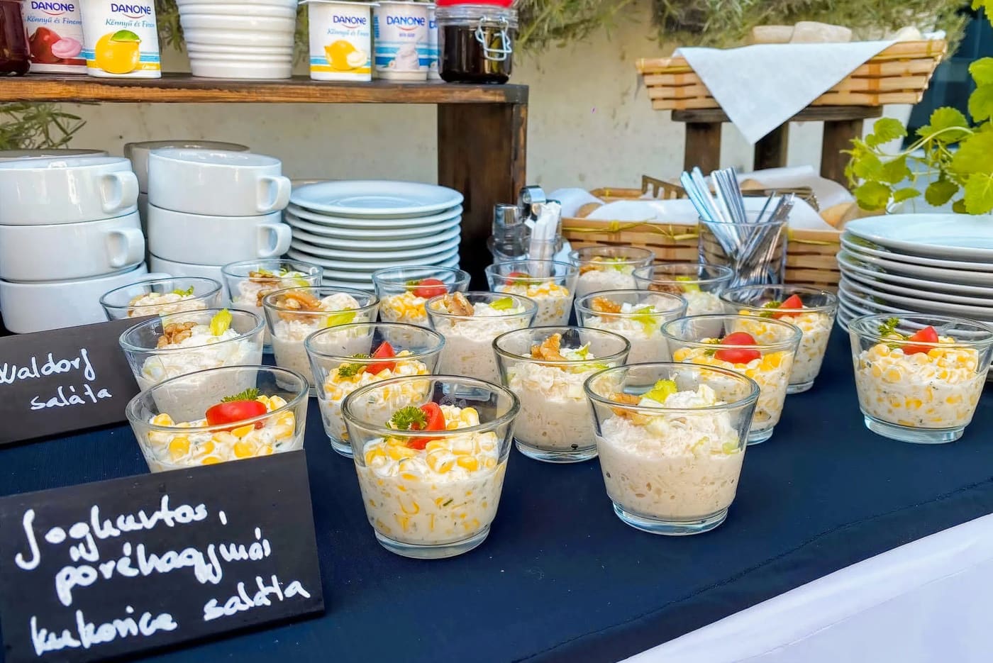Catering személyzet finger food tálalás közben