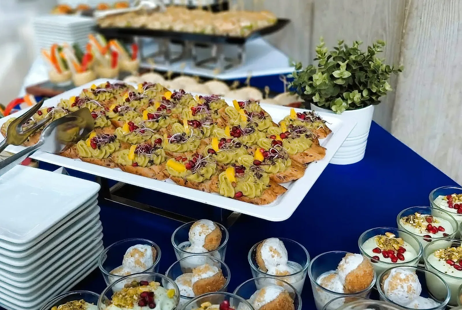 Catering személyzet tálcával egy állófogadáson